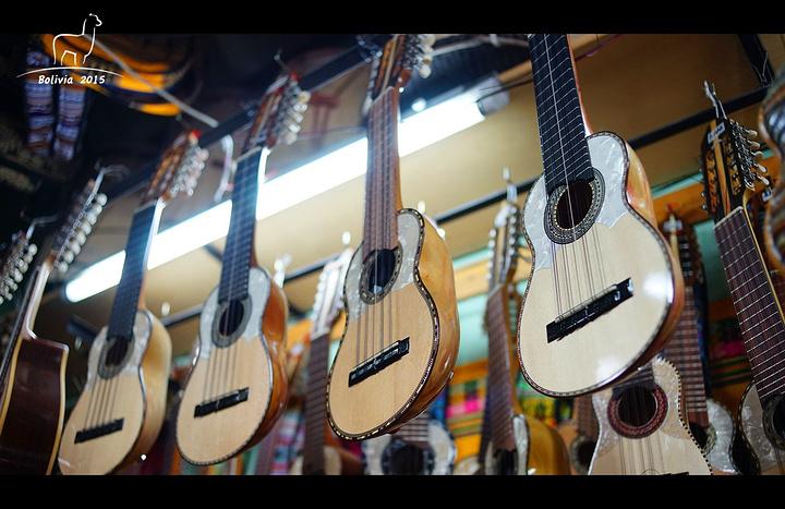 南美人热爱音乐,乐器店里销售的乐器有好多我连名字都叫不上来.